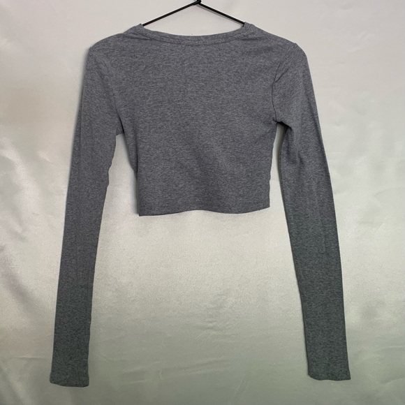 Forever 21 Long Sleeve Grey Crop Top - Picture 2 of 2